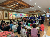 팔복동 갑기회관, 독거노인 100명 초청 점심 대접