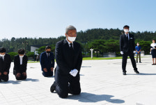 김종인, 광주 5.18 묘역 앞에 무릎 꿇다