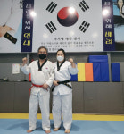딸에게 한수 지도받은 아버지 응시