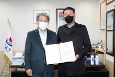 삼동산업개발 강희정 대표, 장학금 300만원 쾌척