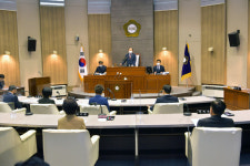 송준신군의원 야외운동기구 설치-관리 필요