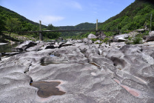 섬진강 물길이 빚은 바위들의 우아한 몸짓