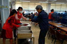 전주스마일로타리클럽, 양지노인복지관서 어르신 위해 배식봉사 
