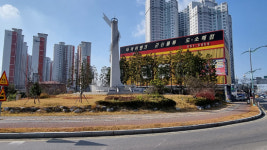 군산시 사정삼거리 상징탑 대대적 수술 필요