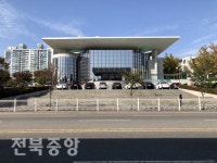 수년간 방치 군산시민문화회관 활용방안 찾나