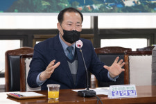 김영일 군산시부의장, 서수면 축산농가와 간담회