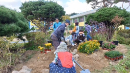 학마을계획추진단, 전주남초에 꽃 100여그루 식재