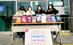 군산소룡초 6학년 학생들, 어르신에 목도리 전달