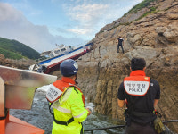 군산 옥도면 십이동파도 낚시어전 좌초··· 해경 급파