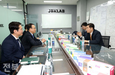 김관영지사, 전북투자 바이오기업 찾아 소통