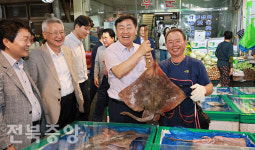 도-도의회, 추석 맞이 익산 북부시장서 장보기 행사