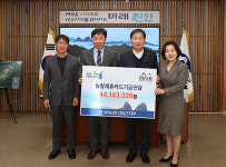 농협 진안군지부, 진안군에 제휴카드기금 전달