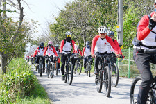 두바퀴로 시내 달리며 남원 알려