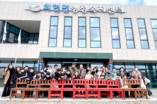 군산 회현초등학교, 손수 제작 마음의자 기증