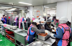 군산시 생활개선회, 경로식당서 어르신 무료 급식 봉사