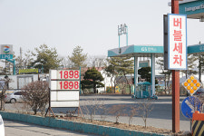 운행하면 손해··· 치솟는 기름값에 화물업계 한숨