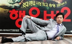 의사출신 한국계 배우 켄정, 미국에서 영웅 된 사연