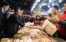尹 대통령, 울산 신정상가시장 찾아 민생행보 지속