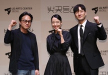 몸값 낮춘 스타 배우들, 줄줄이 무대로…문제는 티켓값?