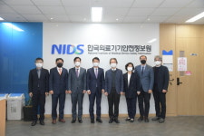 김강립 식약처장, 한국의료기기안전정보원 방문