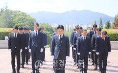 경남농협, 현충일 맞아 충혼탑 참배