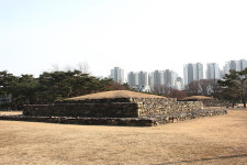 [김광해 포토 에세이] 돌무덤 발굴하던 한적한 시골마을, 백제영광 간직한 역사고증 산실로