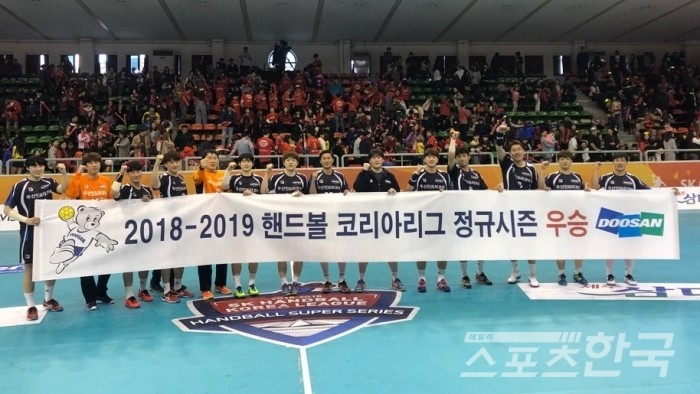 두산, 10년 연속 우승으로 역대급의 통합우승 달성