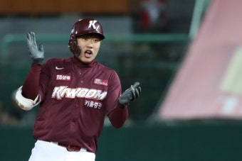 [PO2] '송성문 역전타' 키움, SK에 8-7 '재역전승'…KS 진출 눈앞
