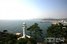 통일의 염원 안고 동해 바다 불 밝힌 송대말등대