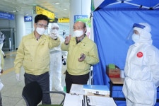 허태정 대전시장, 해외입국자 선별진료소 방문 격려