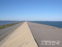 작은 섬으로 기우는 일몰풍경에 눈물 한 방울