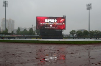 관중 입장 확대 첫날, 광주·창원 경기 우천취소… 추후편성