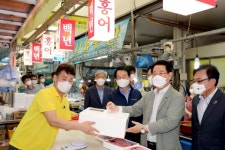 김영록 전남지사, 목포 자유․청호시장 방문, 코로나로 힘든 상인 격려