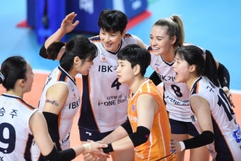 '김사니 감독 대행 체제' IBK기업은행, 흥국생명에 3-0 완승