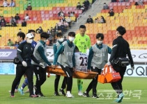 부상으로 교체되는 김천 박지수