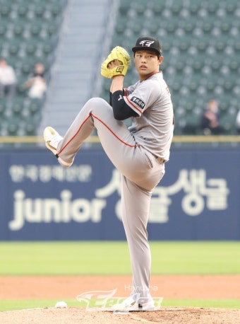'파이어 볼러' 문동주, 어깨 부상으로 1군에서 제외