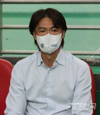 초반 실점 막아야 해, 경기 지켜보는 울산 현대 홍명보 감독