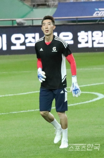 내일 경기 위해 몸 푸는 조현우