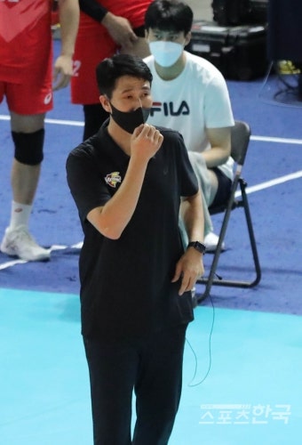 경기지켜 보는 한국전력 권영민 감독