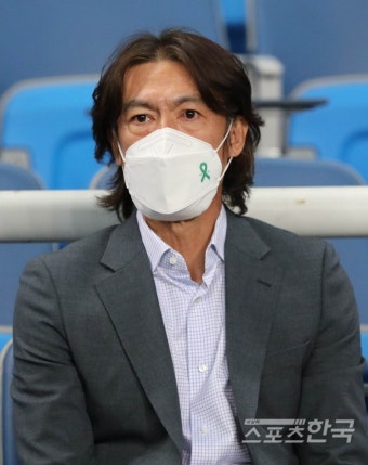 경기 지켜보고 있는 울산 현대 홍명보 감독