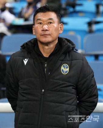 경기 지켜보눈 인천 조성환 감독