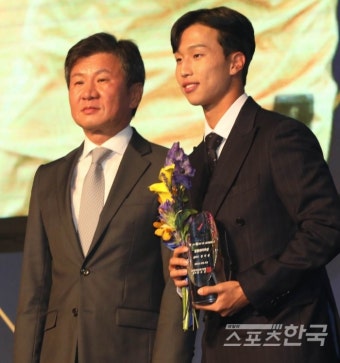 'K리그2 영플레이어상'을 수상한  광주FC 엄지성