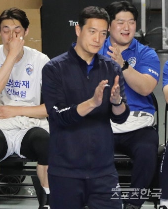 격려의 박수 보내는 삼성화재 김상우 감독