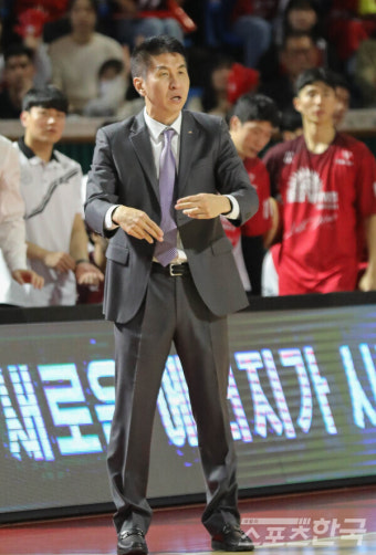 경기 지켜보는 안양KGC 김상식 감독