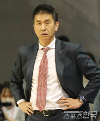 경기 지켜보는 안양KGC 김상식 감독