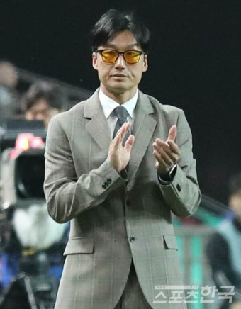 박수 보내는 광주FC 이정효 감독