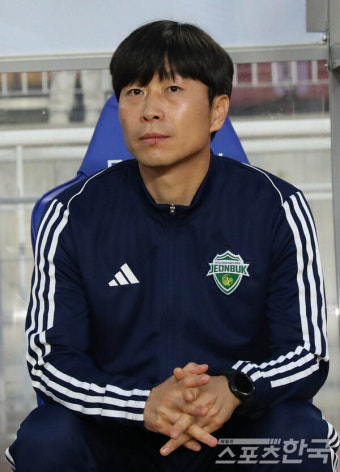 경기 지켜보는 전북 현대 김두현 감독 대행