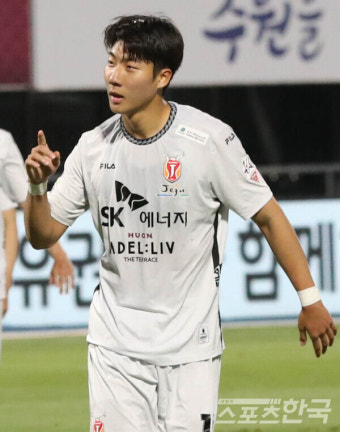 PK 성공하고 세리머니하는 서진수