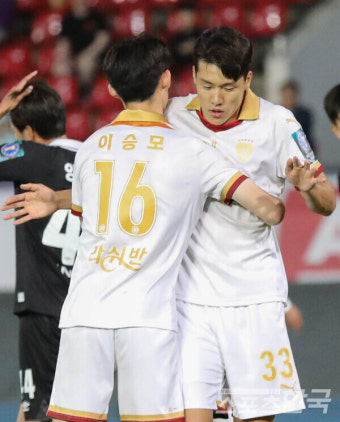 포항 스틸러스, 이호재 멀티골로 3-0 앞서