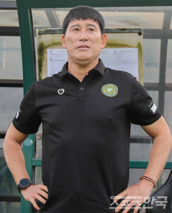 경기 지켜보는 김포FC 고정운 감독